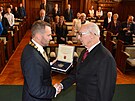Josefu Jane�kovi (vpravo) p�edal Medaili m�sta tehdej�� prim�tor Tibor...