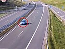Policist� p�trali po �en�, kter� jela po d�lnici D35 n�kolik kilometr� v...