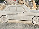 ZKAMEN�LÝ MERCEDES: V chorvatském m�ste�ku Imotski odhalili kamennou sochu...
