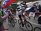 Slovinec Tadej Pogaar ve tvrté etap Tour de France, za ním je Belgian Remco...