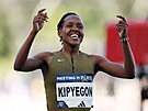 Ke�anka Faith Kipyegonová se raduje po p�ekonání sv�tového rekordu v b�hu na...