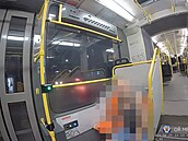 Cestující odmítal vystoupit z tramvaje. Se stráníky se dohadoval