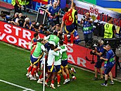 panltí fotbalisté se radují z druhého gólu ve tvrtfinále proti Nmecku.