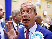 Pedseda britské strany Reform UK Nigel Farage reaguje na získání svého prvního...