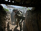 Rutí vojáci nacviují techniku útoku na nepátelskou pevnost na neznámém míst...