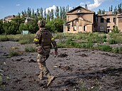 Ukrajinský voják ve frontovém mst asiv Jar v Doncké oblasti (27. ervna...