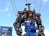 V Japonsku opravuje elektrické vedení robot.