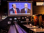 V baru Pier Plaza v USA bhem prezidentské debaty mezi prezidentem USA Joem...
