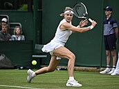 Karolína Muchová se napahuje k bekhendu v prvním kole Wimbledonu.