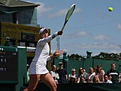 Barbora Krejíková hraje forhend ve druhém kole Wimbledonu.