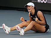 Polská tenista Iga wiateková slaví triumf na Turnaji mistry v Cancúnu.