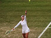 Barbora Krejíková podává ve Wimbledonu.