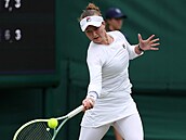 Barbora Krejíková hraje forhend v prvním kole Wimbledonu.