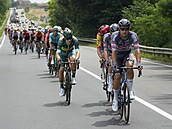 Jezdci Alpecinu-Deceuninck kontrolují peloton v úvodu tetí etapy Tour de...