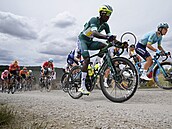 Biniam Girmay projídí otolinovým úsekem v deváté etap Tour de France.