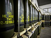 Náboje ráe 155 milimetr mají dostel a tyicet kilometr. Na Ukrajin...