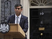 Britský premiér Rishi Sunak pronáí poslední projev po prohe v britských...