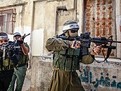 Bojovníci palestinské milice Prapor Tulkraman v uprchlickém táboe Tulkraman na...