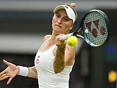 Markéta Vondrouová hraje forhend v prvním kole Wimbledonu.