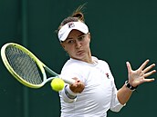 Barbora Krejíková hraje forhend ve tetím kole Wimbledonu.