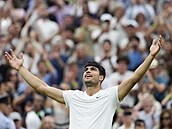 Carlos Alcaraz slaví postup do tvrtého kola Wimbledonu.