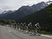 Tým UAE na ele pelotonu bhem tvrté etapy Tour de France