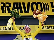 Slovinec Tadej Pogaar obléká lutý dres ve tvrté etap Tour de France