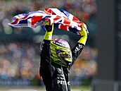 Lewis Hamilton zvedá nad hlavu britskou vlajku po vítzství ve Velké cen...