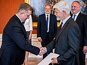 Nový ukrajinský velvyslanec Vasyl Zvary si potásl rukou s prezidentem Petrem...