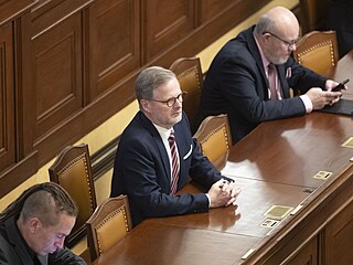 Ivan Barto (Piráti), premiér Petr Fiala (ODS) a Vlastimil Válek ve Snmovn....