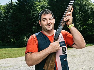 ZLATÁ ZBRA. Run zdobenou brokovnici dostal Jií Lipták pímo od výrobce za...