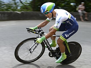 BIKER NA SILNICI. výcar Nino Schurter bhem závodu Kolem výcarska v roce 2014.