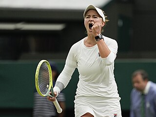 Barbora Krejíková se raduje z postupu do tvrtfinále Wimbledonu.