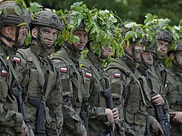 Pol�tí dobrovolníci se v Nowogrodu ú�astní letního kurzu Prázdniny s armádou,...