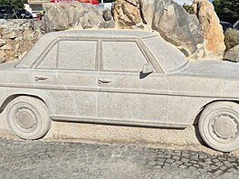 ZKAMEN�LÝ MERCEDES: V chorvatském m�ste�ku Imotski odhalili kamennou sochu...