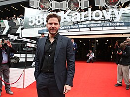 Herec Daniel Brühl na erveném koberci ped hotelem Thermal (4. ervence 2024)