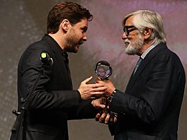 Daniel Brühl pebírá Cenu prezidenta z rukou Jiího Bartoky (4. ervence 2024)