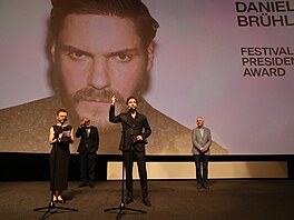 Daniel Brühl práv obdrel Cenu prezidenta MFF Karlovy Vary (4. ervence 2024)