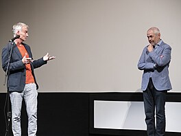 Ivan Trojan a Marek Eben pes uvedením filmu Karamazovi v karlovarském divadle...