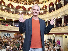 Ivan Trojan pózuje ped uvedením filmu Karamazovi v karlovarském divadle (4....