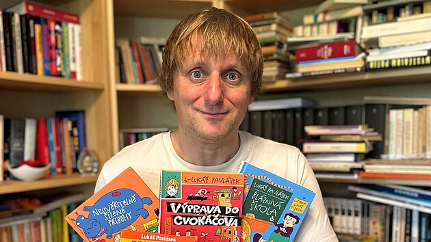 Pavl�sek napsal u� �est knih pro d�ti. Ta nejnov�j�� se jmenuje V�prava do Cvok��ova.