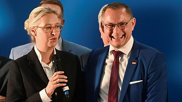 AfD si na sjezdu v Essenu volila veden. Spolupedsedy zstvaj Alice Weidelov a Tino Chrupalla. (29. ervna 2024)