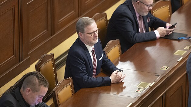 Ivan Barto (Piráti), premiér Petr Fiala (ODS) a Vlastimil Válek ve Snmovn....