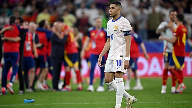 Francouz Kylian Mbapp opout hit po porce v semifinle se panlskem.