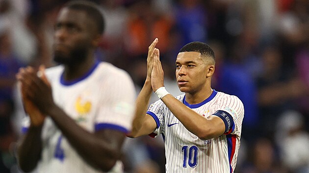 Kylian Mbapp dkuje francouzskm fanoukm za podporu po prohranm semifinle se panlskem.
