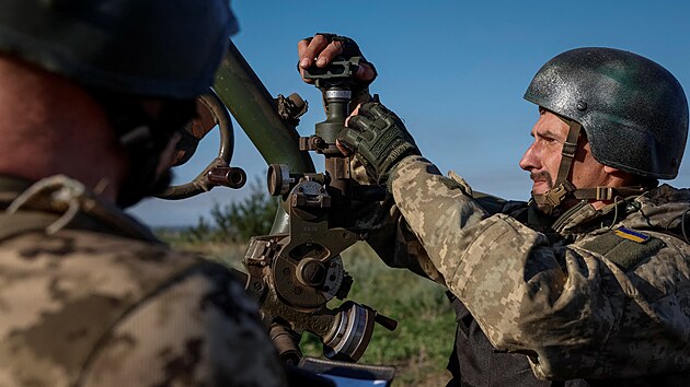Ukrajint vojci se pipravuj k palb z raketometu RM-70 Vampire na rusk jednotky pobl frontov linie v Donck oblasti. (30. ervna 2024)