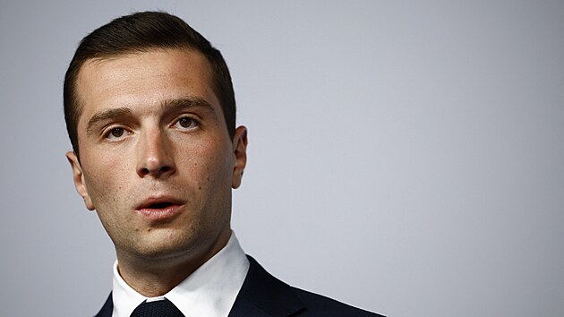 Jordan Bardella, p�edseda francouzsk� krajn� pravicov� strany N�rodn� sdru�en�, pron�� projev po d�l��ch v�sledc�ch druh�ho kola p�ed�asn�ch francouzsk�ch parlamentn�ch voleb. (7. �ervence 2024)