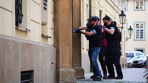 Policist v prostoru Poslaneck snmovny v Praze cviili znekodnn tonka pi stelb. (1. ervence 2024)