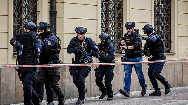 Policist v prostoru Poslaneck snmovny v Praze cviili znekodnn tonka pi stelb. (1. ervence 2024)