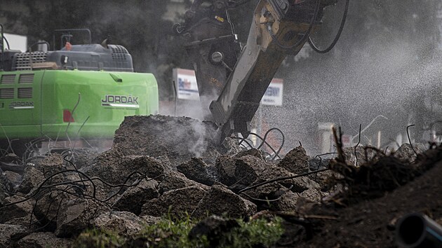 V Praze pokra�uje bour�n� ��sti Libe�sk�ho mostu. (1. �ervence 2024)